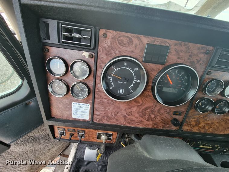 image for item HF9263 2001 Kenworth T800  semi truck