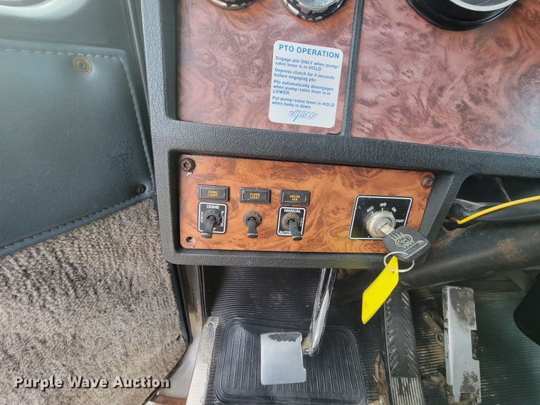 image for item HF9263 2001 Kenworth T800  semi truck