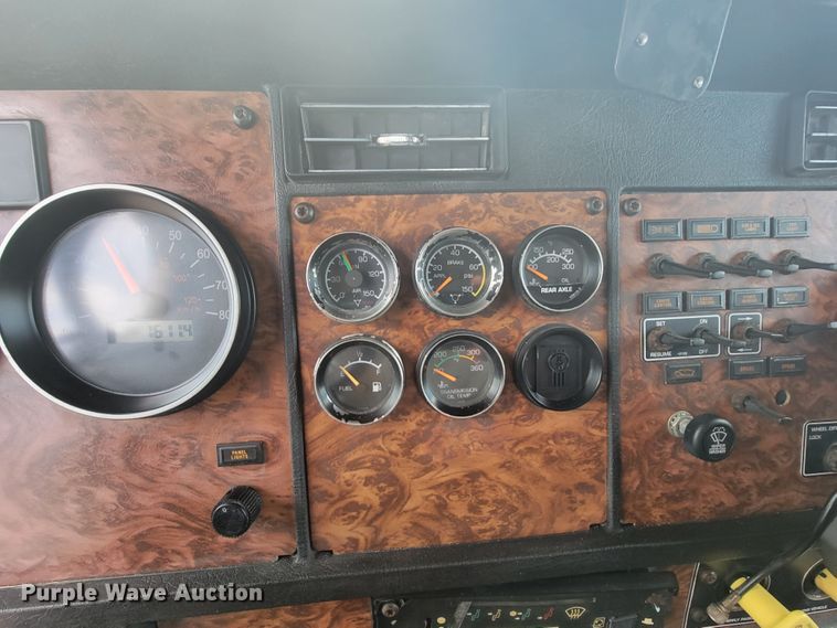 image for item HF9263 2001 Kenworth T800  semi truck