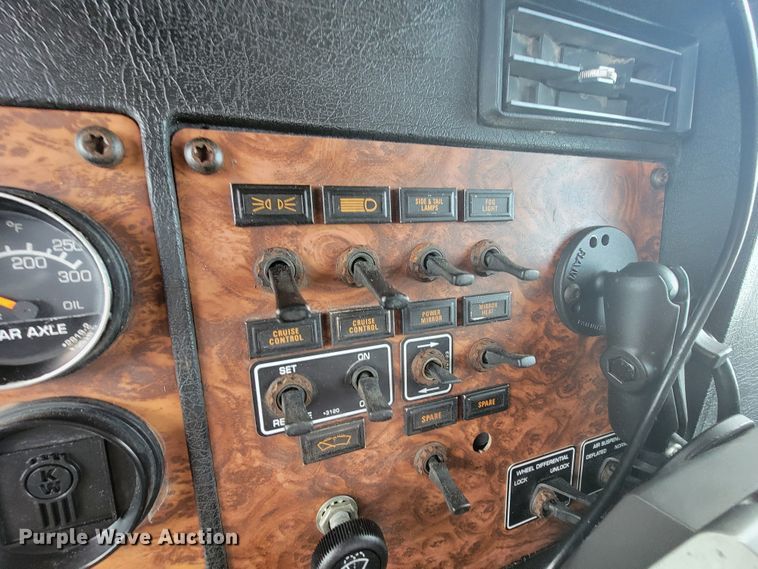 image for item HF9263 2001 Kenworth T800  semi truck