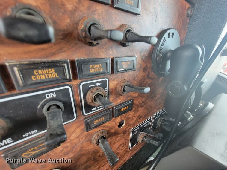 image for item HF9263 2001 Kenworth T800  semi truck