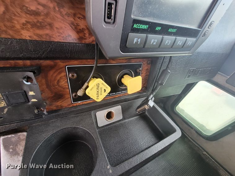 image for item HF9263 2001 Kenworth T800  semi truck