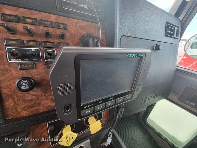 image for item HF9263 2001 Kenworth T800  semi truck