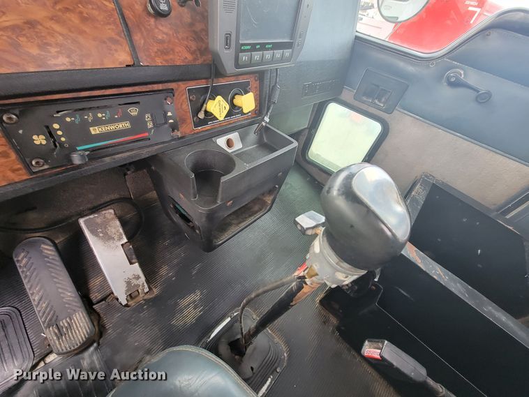 image for item HF9263 2001 Kenworth T800  semi truck