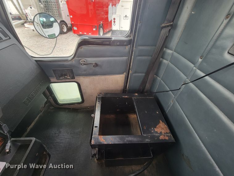 image for item HF9263 2001 Kenworth T800  semi truck