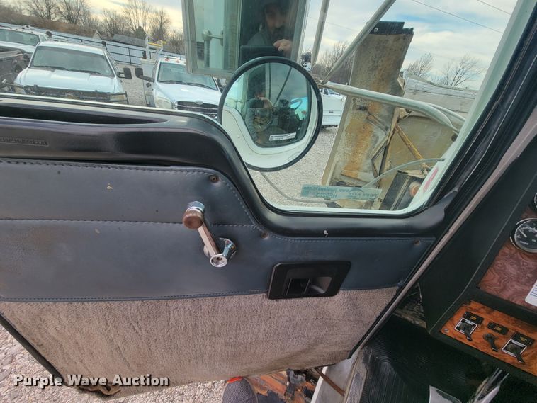 image for item HF9263 2001 Kenworth T800  semi truck