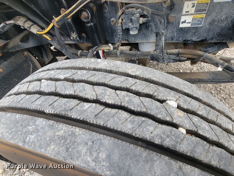 image for item HF9263 2001 Kenworth T800  semi truck