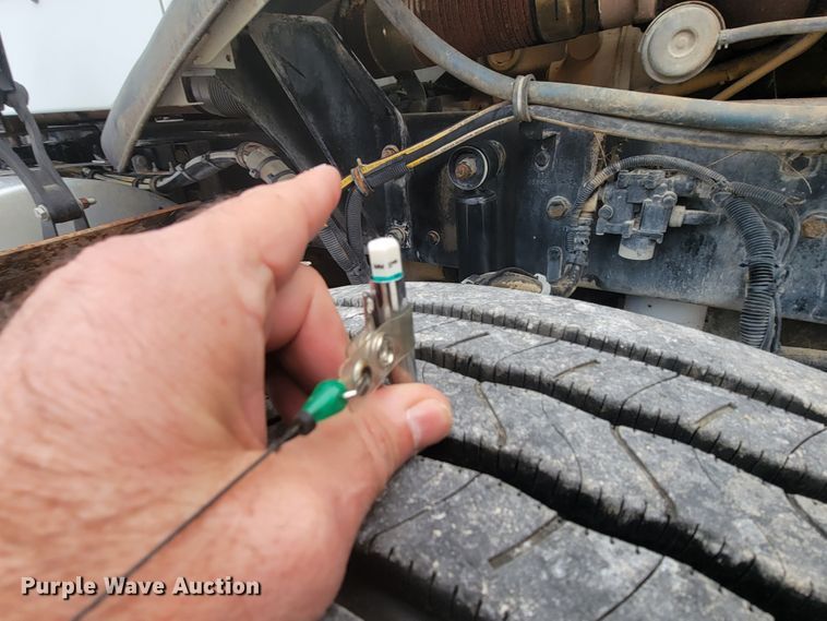 image for item HF9263 2001 Kenworth T800  semi truck