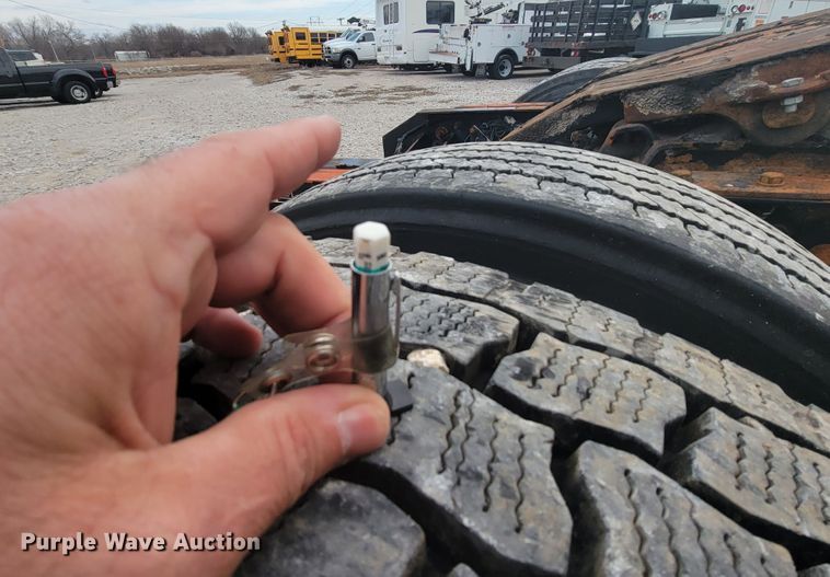 image for item HF9263 2001 Kenworth T800  semi truck