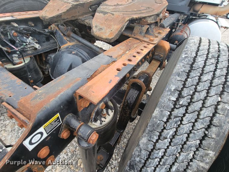 image for item HF9263 2001 Kenworth T800  semi truck