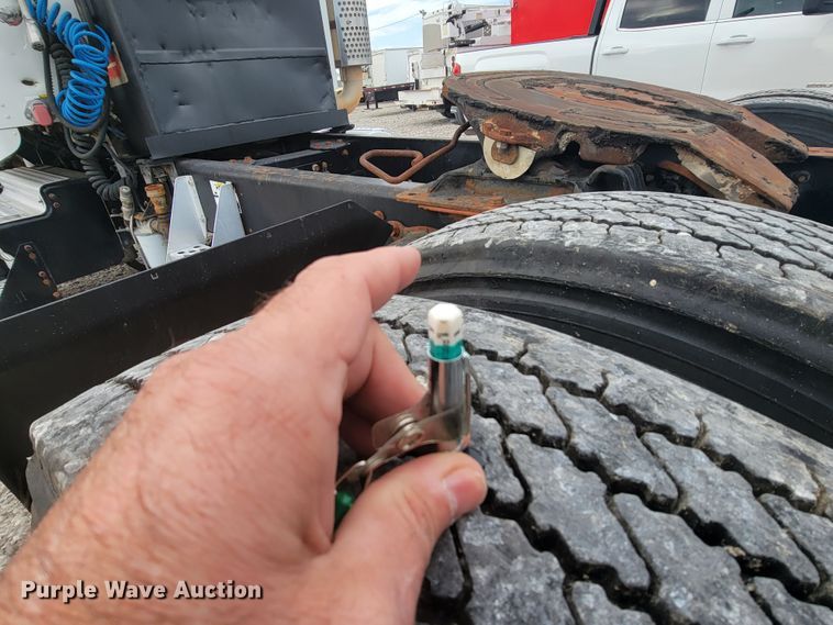 image for item HF9263 2001 Kenworth T800  semi truck