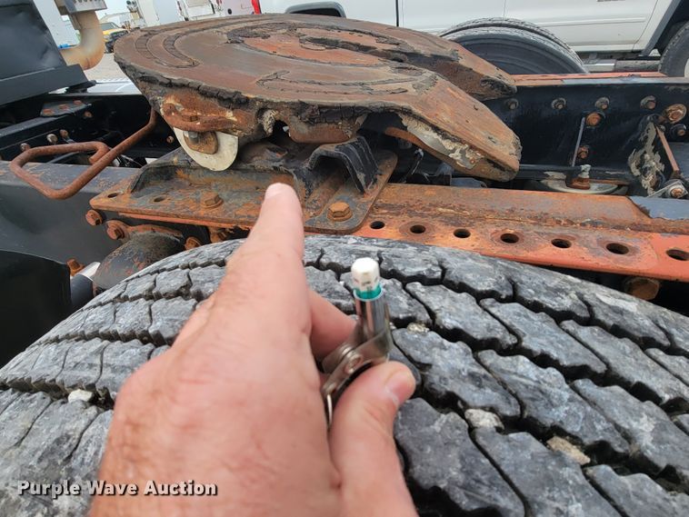 image for item HF9263 2001 Kenworth T800  semi truck