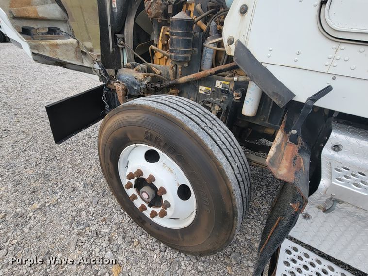 image for item HF9263 2001 Kenworth T800  semi truck