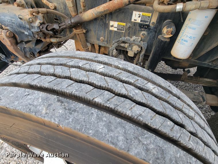 image for item HF9263 2001 Kenworth T800  semi truck