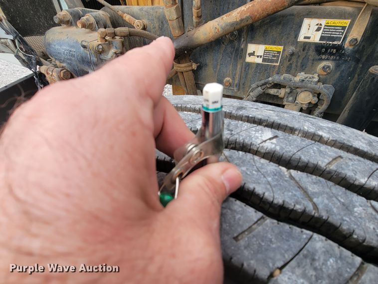 image for item HF9263 2001 Kenworth T800  semi truck