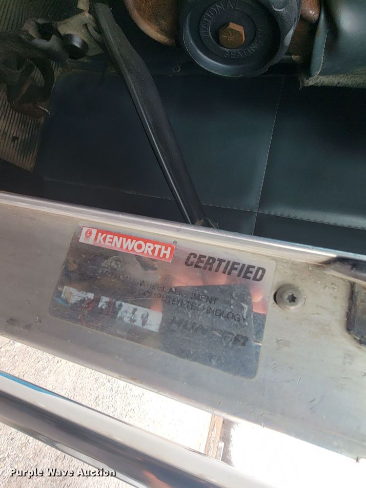 image for item HF9263 2001 Kenworth T800  semi truck