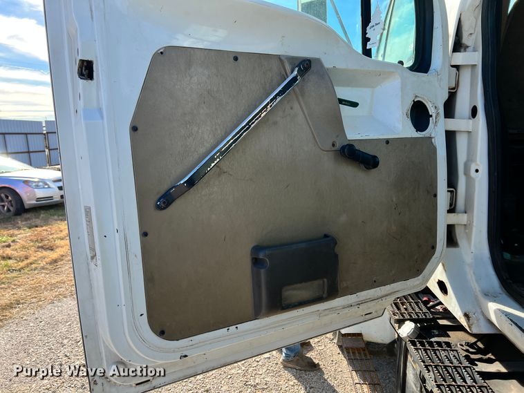 image for item ID9631 2000 Sterling L7500  Crew Cab utility / service truck