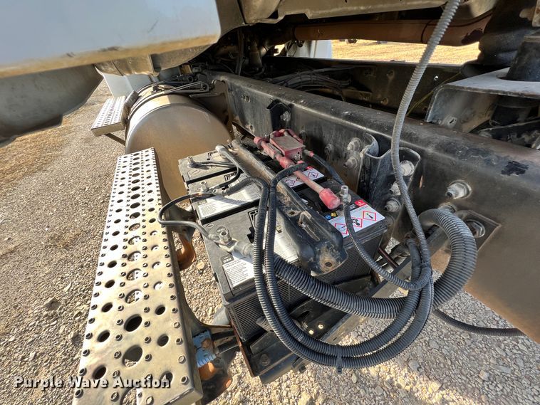 image for item ID9632 2006 Freightliner Business Class M2  Crew Cab truck cab and chassis