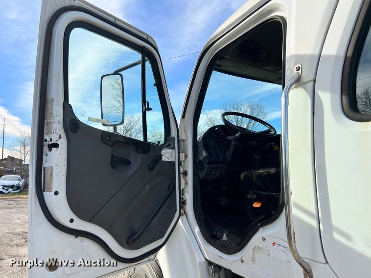 image for item ID9632 2006 Freightliner Business Class M2  Crew Cab truck cab and chassis