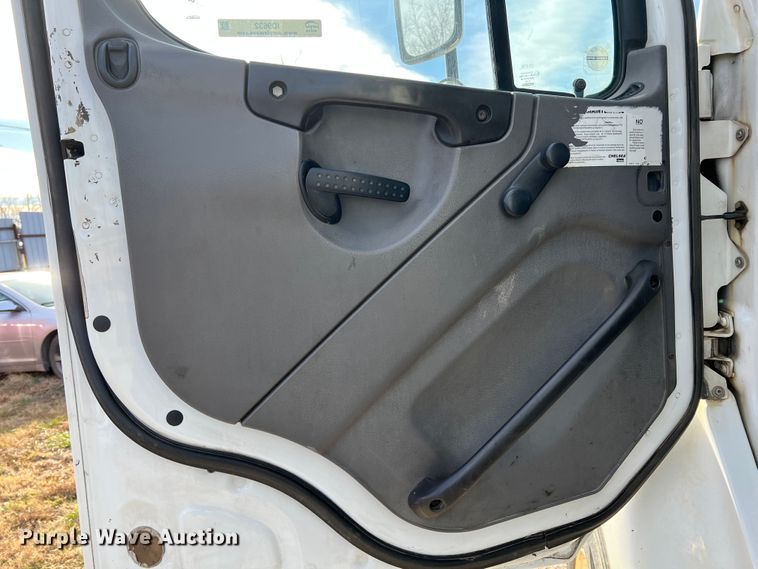 image for item ID9632 2006 Freightliner Business Class M2  Crew Cab truck cab and chassis