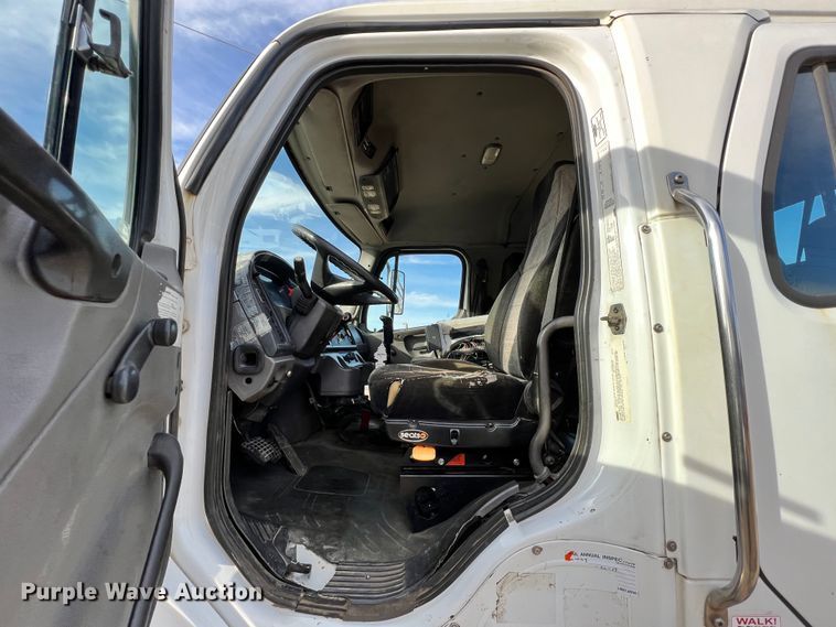 image for item ID9632 2006 Freightliner Business Class M2  Crew Cab truck cab and chassis