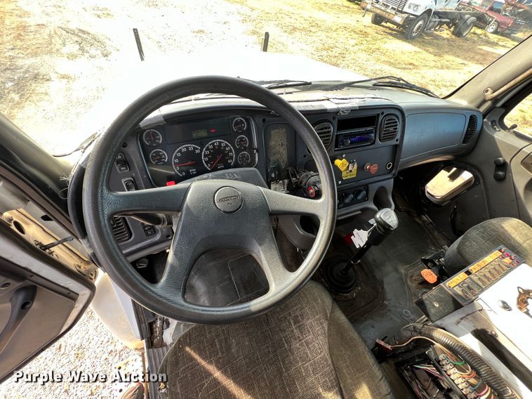 image for item ID9632 2006 Freightliner Business Class M2  Crew Cab truck cab and chassis