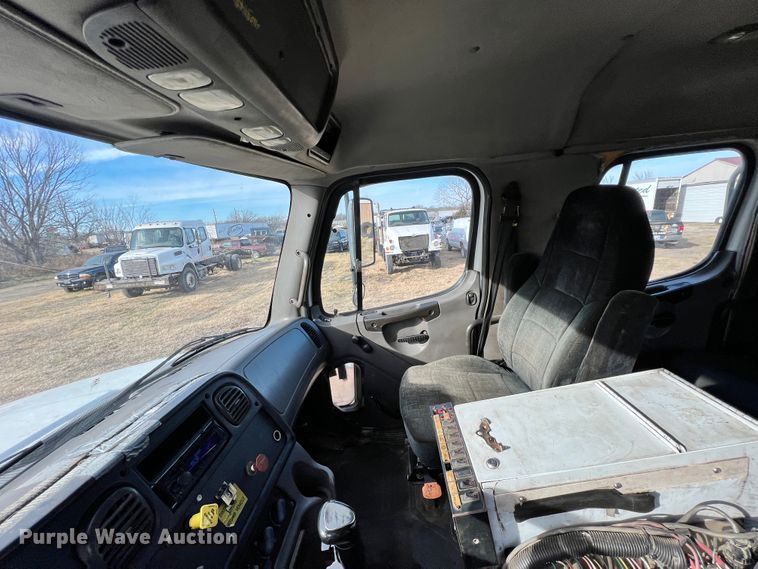 image for item ID9632 2006 Freightliner Business Class M2  Crew Cab truck cab and chassis