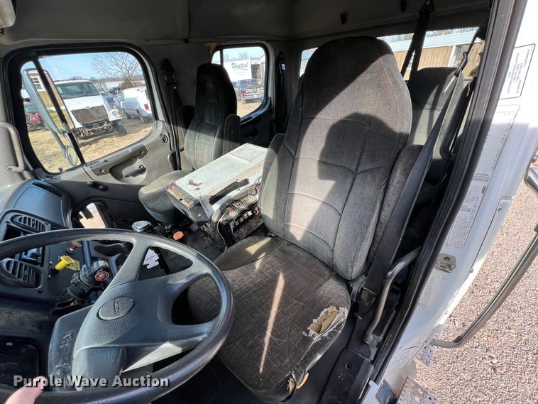 image for item ID9632 2006 Freightliner Business Class M2  Crew Cab truck cab and chassis