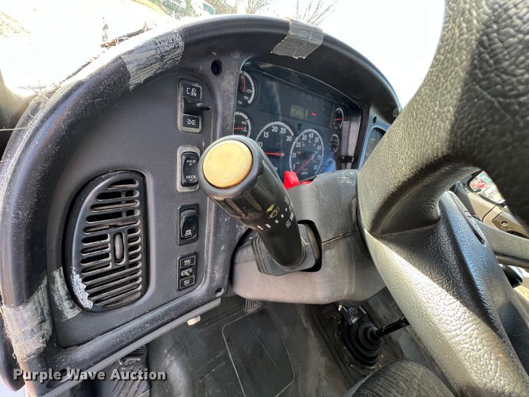 image for item ID9632 2006 Freightliner Business Class M2  Crew Cab truck cab and chassis