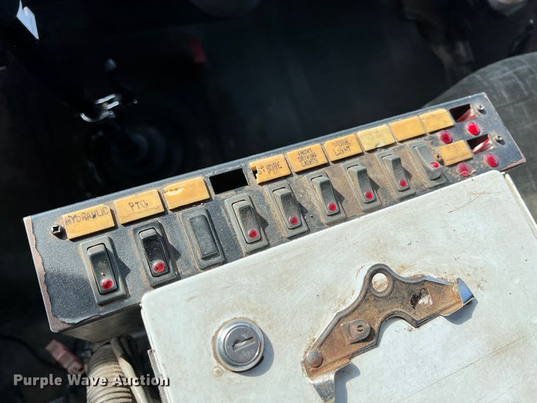 image for item ID9632 2006 Freightliner Business Class M2  Crew Cab truck cab and chassis