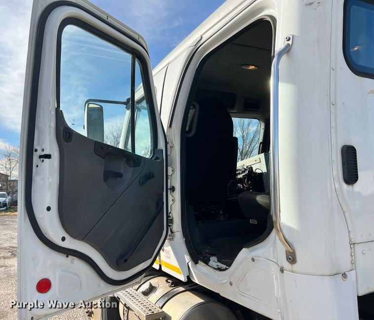 image for item ID9632 2006 Freightliner Business Class M2  Crew Cab truck cab and chassis