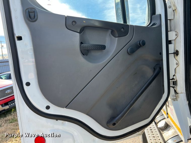 image for item ID9632 2006 Freightliner Business Class M2  Crew Cab truck cab and chassis