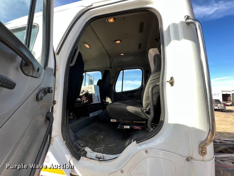 image for item ID9632 2006 Freightliner Business Class M2  Crew Cab truck cab and chassis