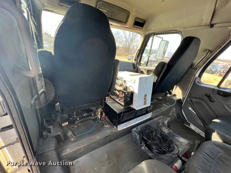 image for item ID9632 2006 Freightliner Business Class M2  Crew Cab truck cab and chassis