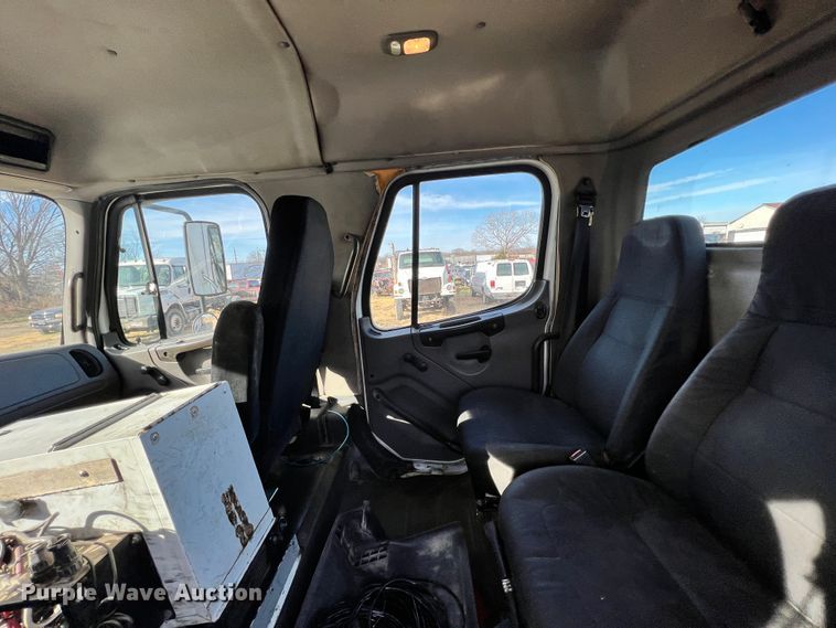 image for item ID9632 2006 Freightliner Business Class M2  Crew Cab truck cab and chassis