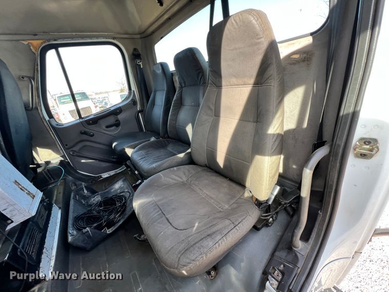 image for item ID9632 2006 Freightliner Business Class M2  Crew Cab truck cab and chassis