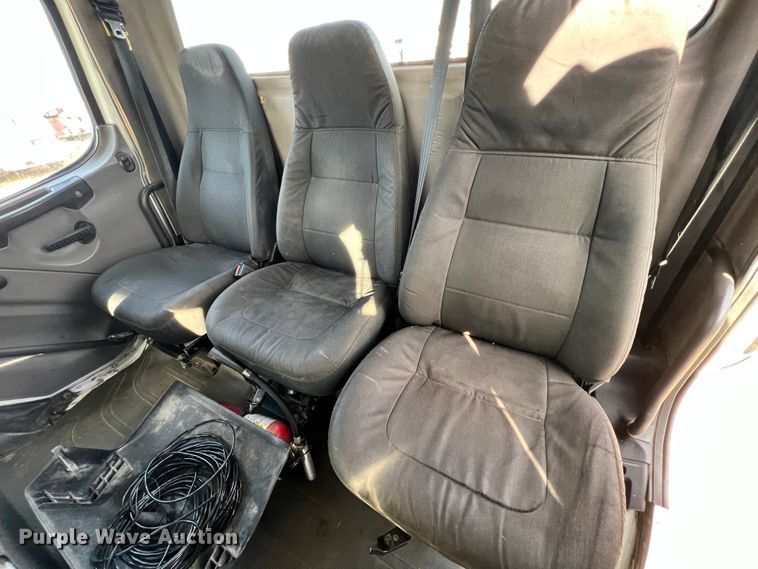 image for item ID9632 2006 Freightliner Business Class M2  Crew Cab truck cab and chassis