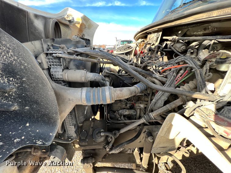 image for item ID9632 2006 Freightliner Business Class M2  Crew Cab truck cab and chassis