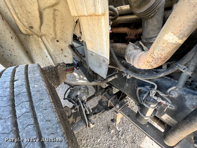 image for item ID9632 2006 Freightliner Business Class M2  Crew Cab truck cab and chassis