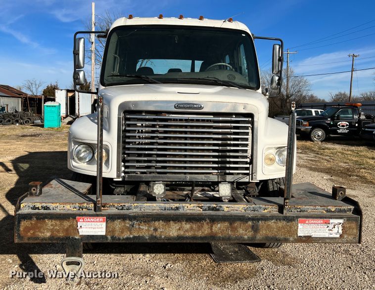 image for item ID9633 2006 Freightliner Business Class M2  Crew Cab truck cab and chassis