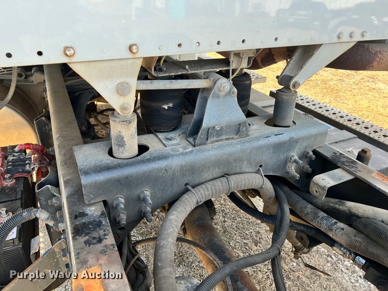 image for item ID9633 2006 Freightliner Business Class M2  Crew Cab truck cab and chassis