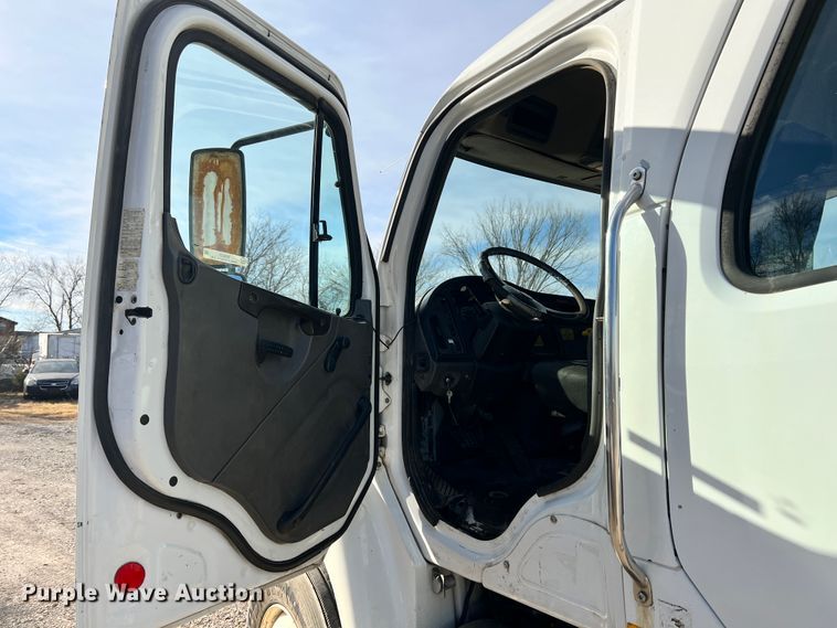 image for item ID9633 2006 Freightliner Business Class M2  Crew Cab truck cab and chassis