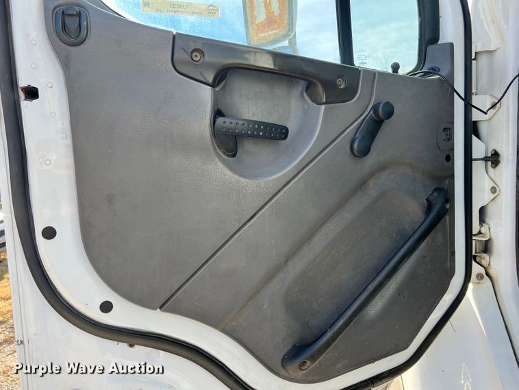 image for item ID9633 2006 Freightliner Business Class M2  Crew Cab truck cab and chassis