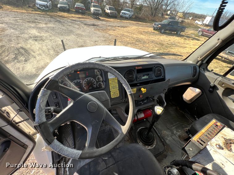 image for item ID9633 2006 Freightliner Business Class M2  Crew Cab truck cab and chassis