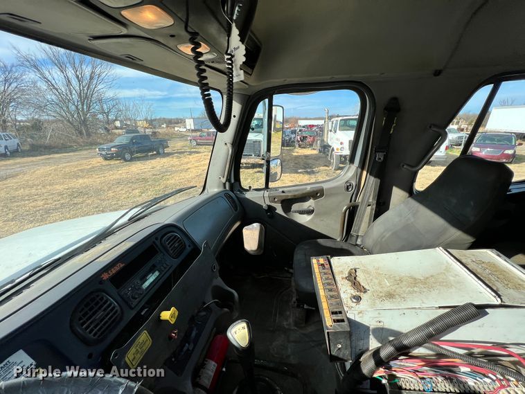 image for item ID9633 2006 Freightliner Business Class M2  Crew Cab truck cab and chassis