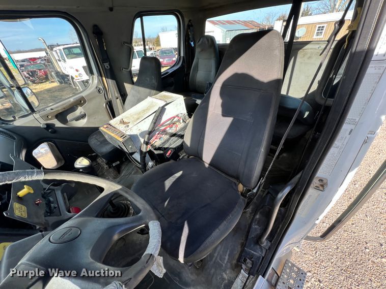 image for item ID9633 2006 Freightliner Business Class M2  Crew Cab truck cab and chassis