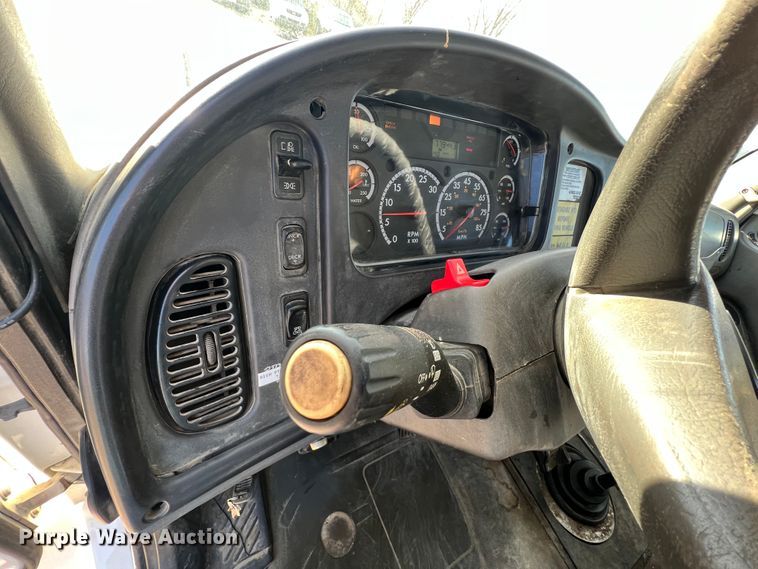 image for item ID9633 2006 Freightliner Business Class M2  Crew Cab truck cab and chassis