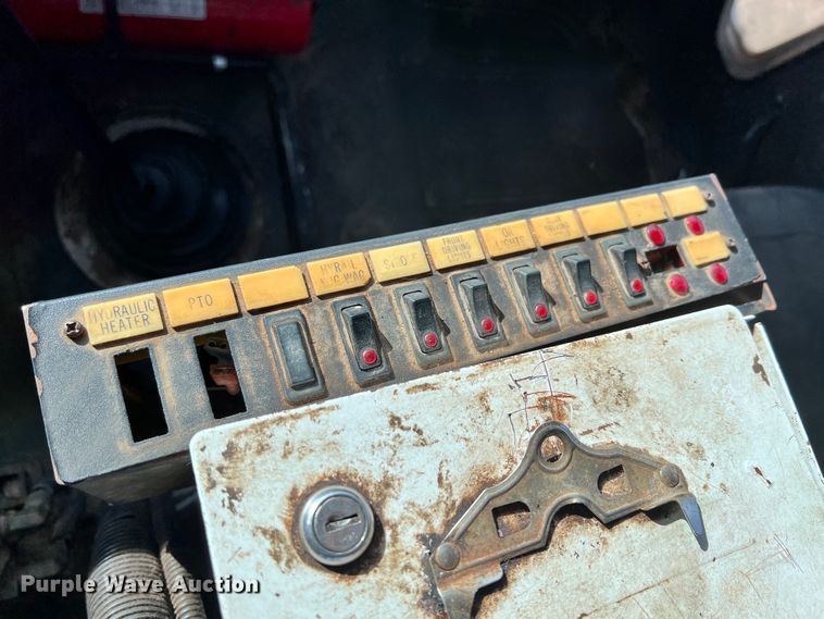 image for item ID9633 2006 Freightliner Business Class M2  Crew Cab truck cab and chassis