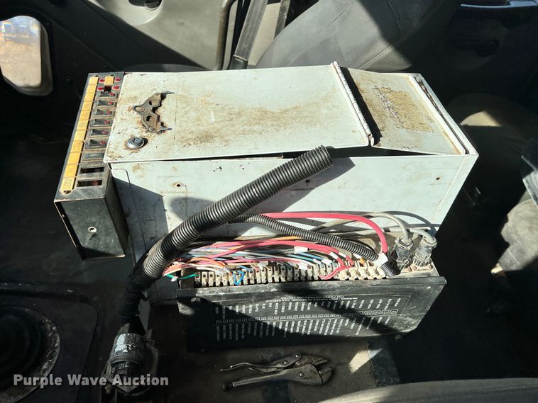 image for item ID9633 2006 Freightliner Business Class M2  Crew Cab truck cab and chassis