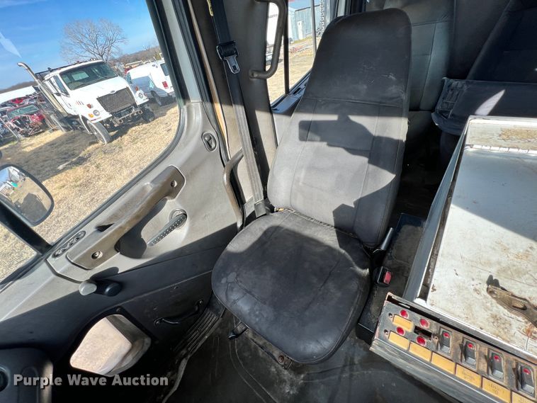 image for item ID9633 2006 Freightliner Business Class M2  Crew Cab truck cab and chassis